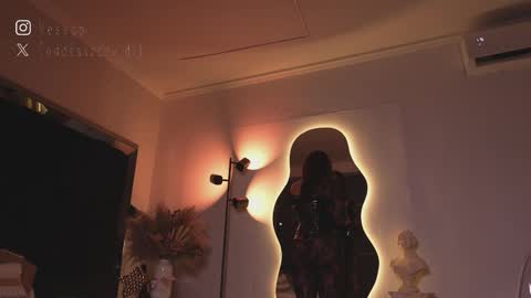 zoevidal_ online show from February 15, 12:04 pm