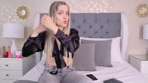 ZoeWilliis online show from July 21, 12:40 pm