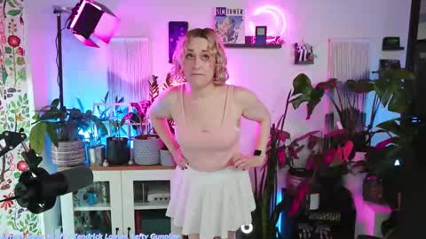 Zoey Ryan online show from December 13, 8:15 pm