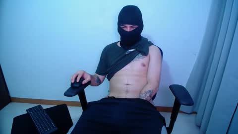 zoro_roronoa96 online show from October 19, 3:00 am