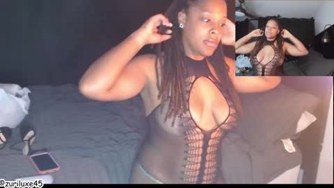 Snapshot of zuriluxe45 chatting on October 5, 2:42 am zuriluxe45 online show from October 5, 2:42 am