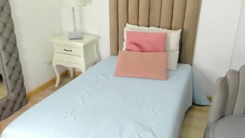 Im Zusan My schedule is from 1030pm to 430 am colombian time online show from January 19, 3:27 am